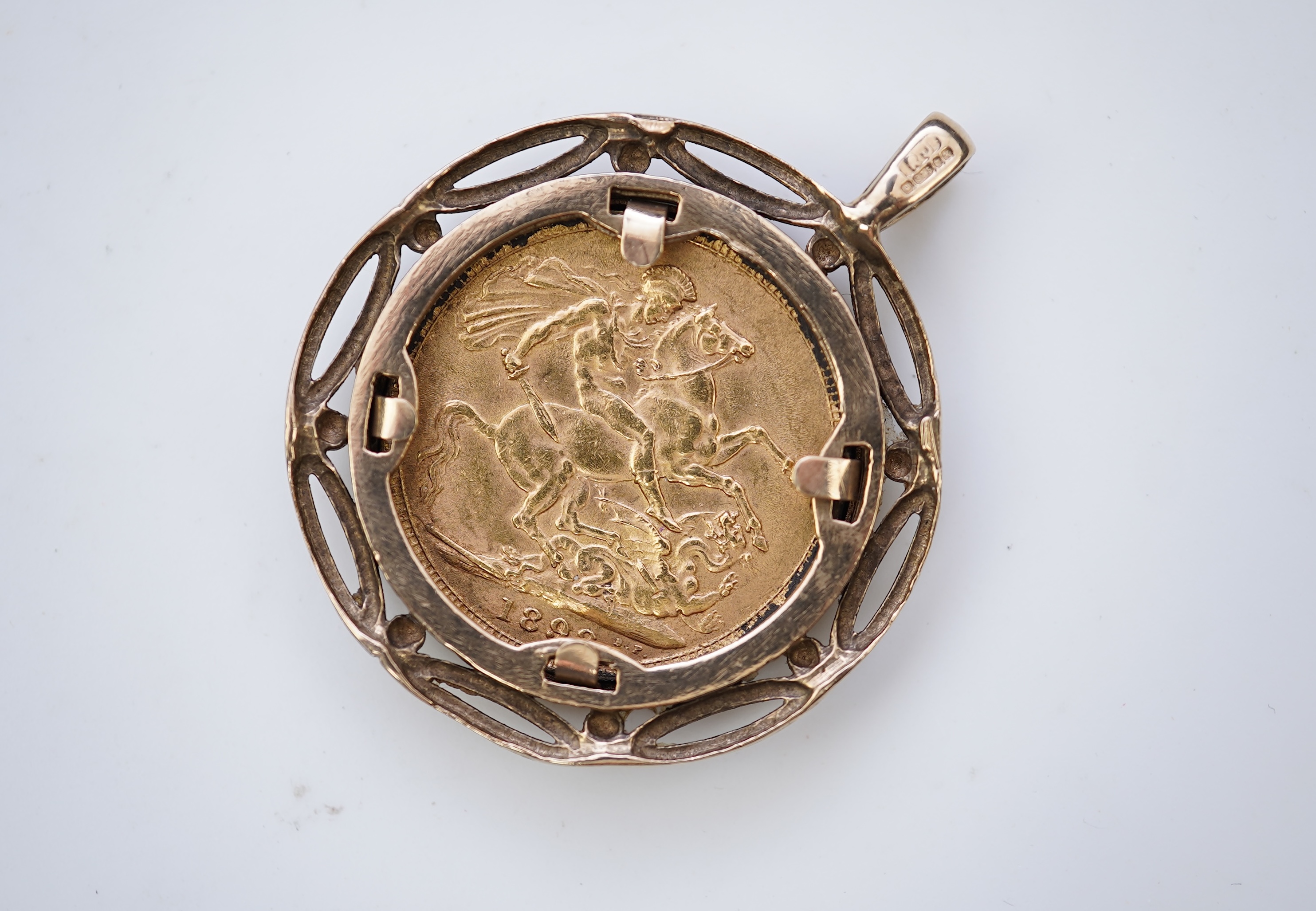 A gold sovereign pendant